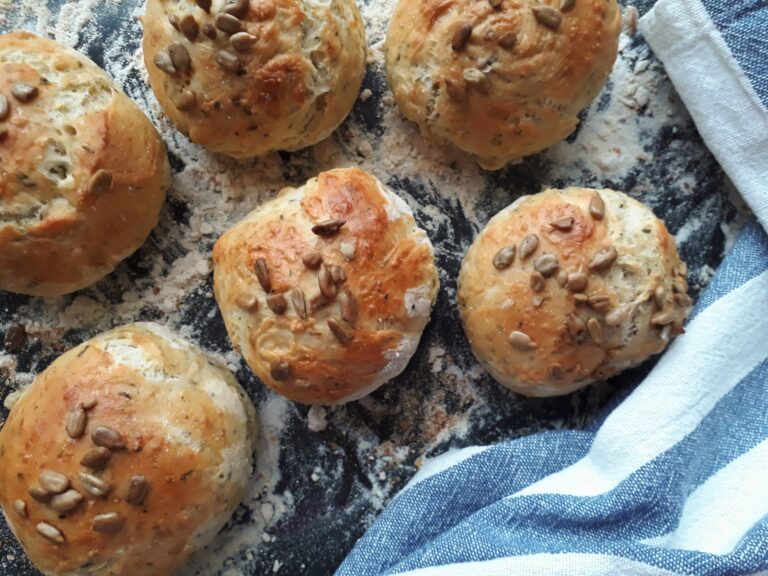 Przepis na&nbsp;bułki z&nbsp;Air Fryer – szybkie ciasto bez&nbsp;wyrastania