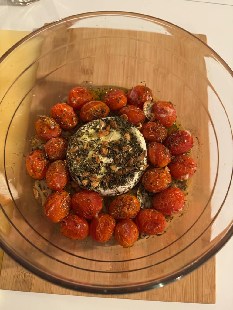 Pieczony camembert z&nbsp;pomidorkami koktajlowymi i&nbsp;płatkami czosnku