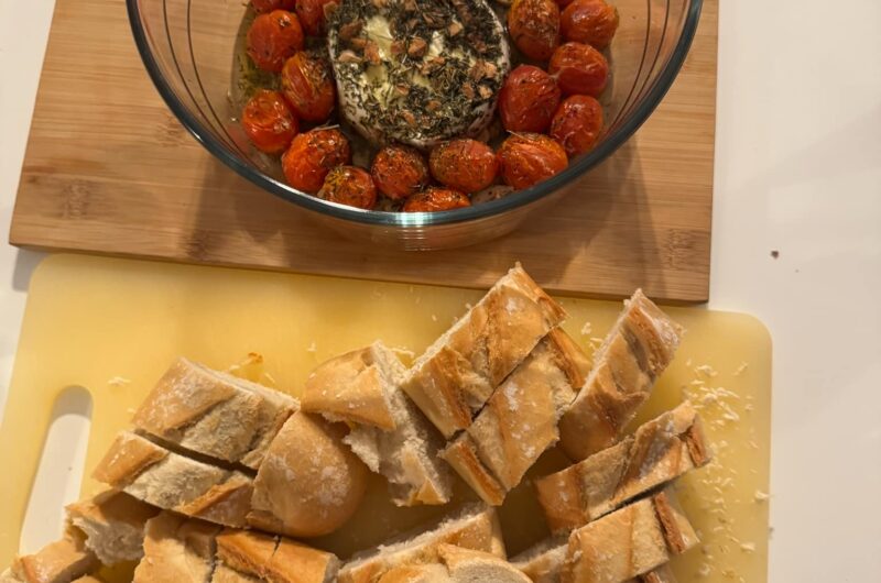 Pieczony camembert z pomidorkami koktajlowymi i płatkami czosnku