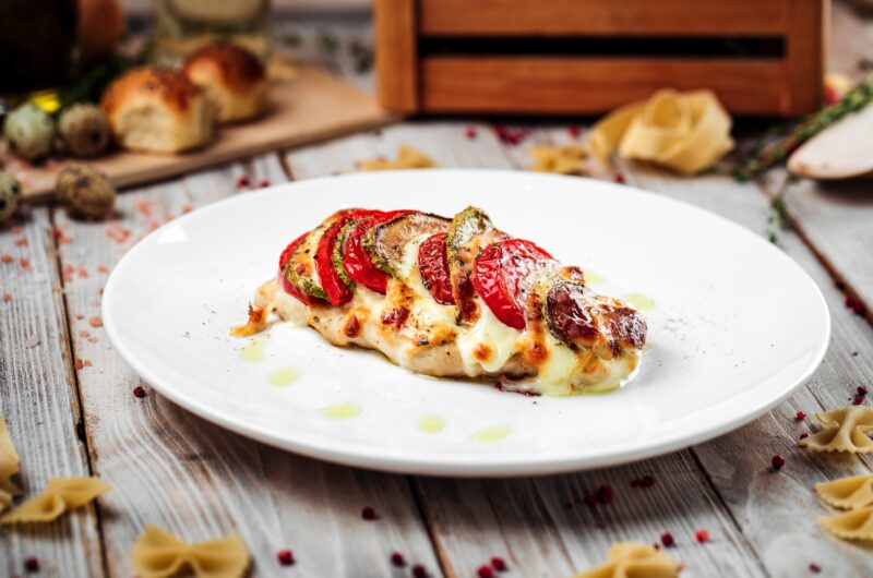 Pierś z kurczaka z pomidorem, cukinią i mozzarellą z Air Fryera