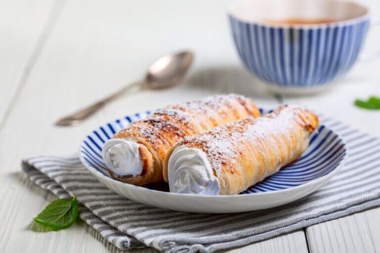 Rurki z&nbsp;ciasta francuskiego z&nbsp;bitą śmietaną w&nbsp;Air Fryer