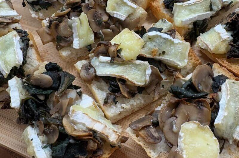 Zapiekane bagietki ze szpinakiem, pieczarkami i camembertem z Air Fryer