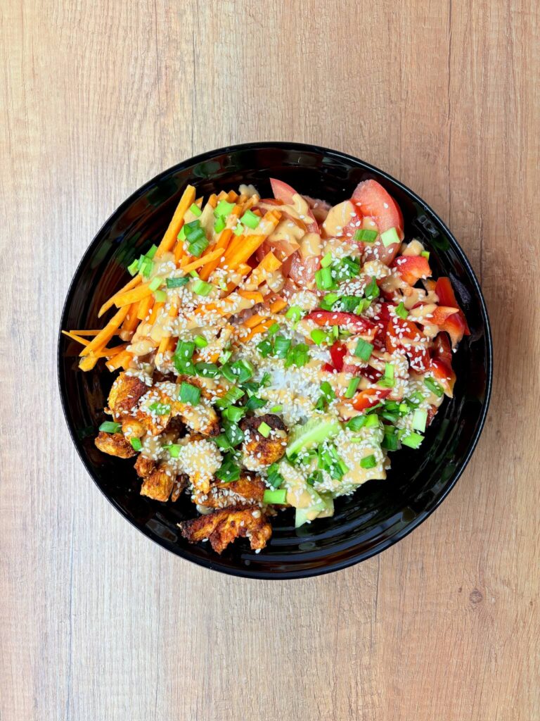 Bowl z&nbsp;makaronem ryżowym i&nbsp;kurczakiem z&nbsp;Air Fryer