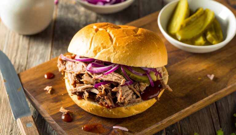 Kanapka z&nbsp;szarpaną wołowiną z&nbsp;Air Fryer