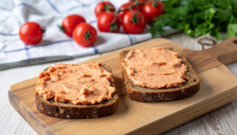 Pasta z&nbsp;fety i&nbsp;pieczonych pomidorów z&nbsp;Air Fryer