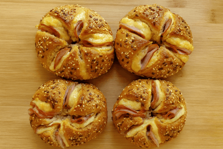 Śniadaniowe nadziewane kajzerki z&nbsp;Air Fryer